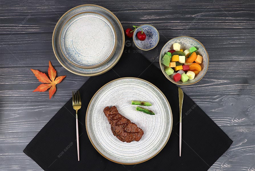 Ceramic tableware with a warm winter atmosphere is ready to serve!
