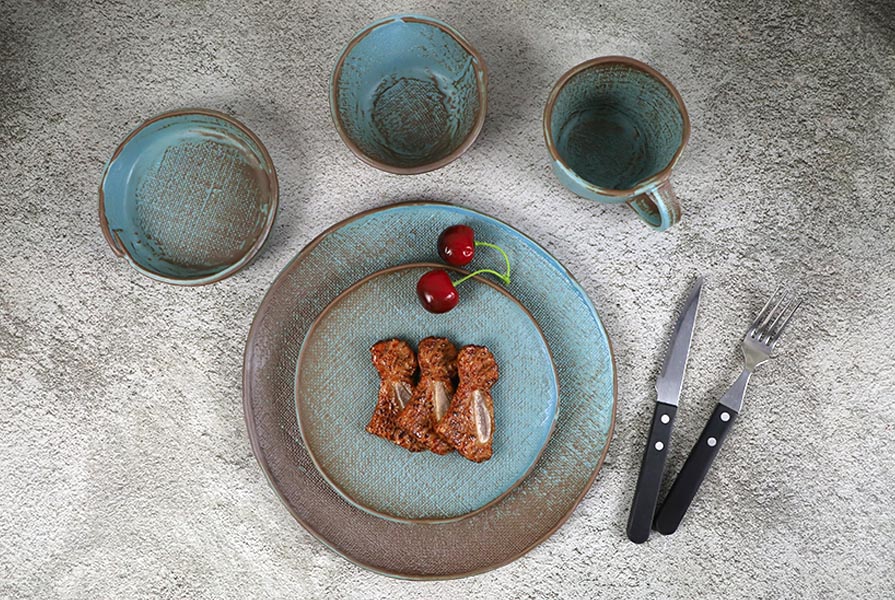 A set of plates that are loved by the managers of fine restaurants in Spain, The blue series is very distinctive!
