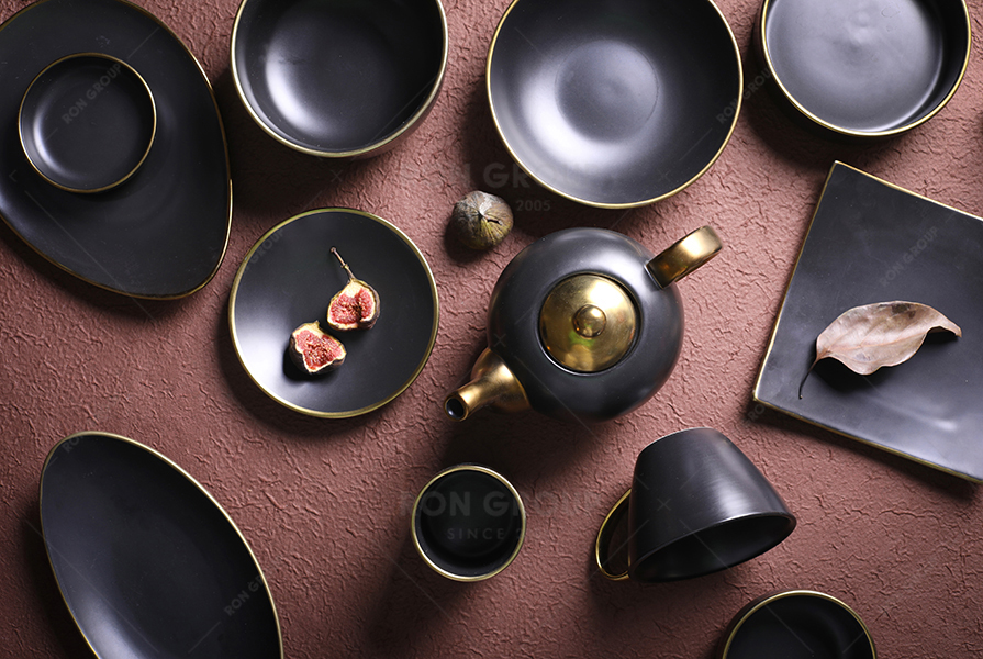 Black Series ceramic dinnerware shows such a premium look when actually used in a Japanese restaurant!