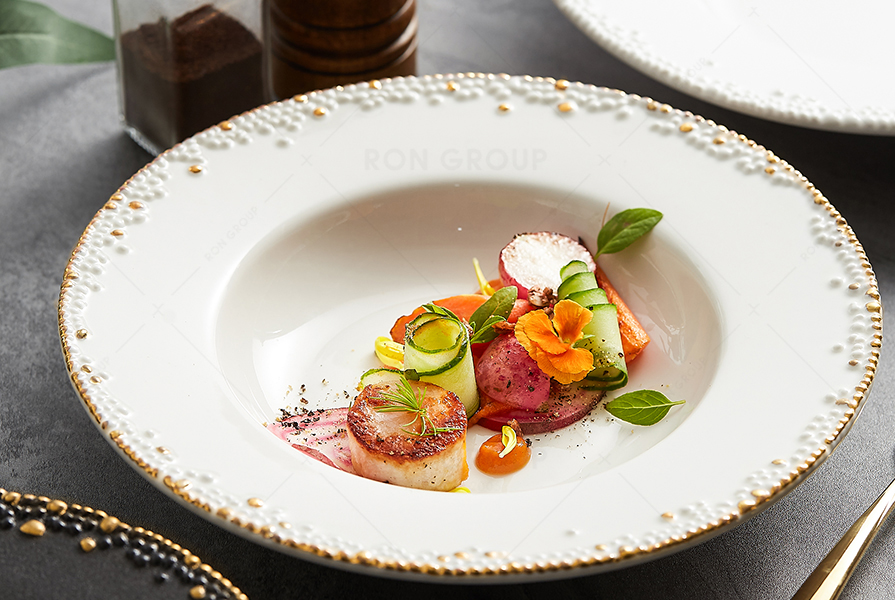 Recommended by the chef of a fine French restaurant, this design of ceramic plates is really so high class!