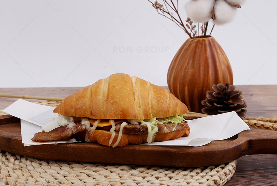 This teakwood snack tray perfectly presents the original flavour of the food