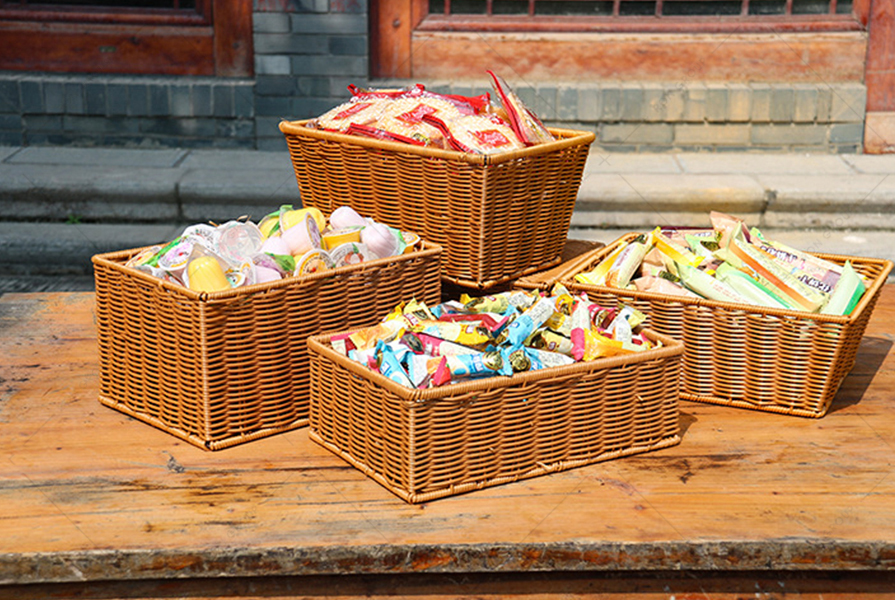 A small basket of woven rattan snacks can be placed at the cashier's desk in the restaurant to impress the customers