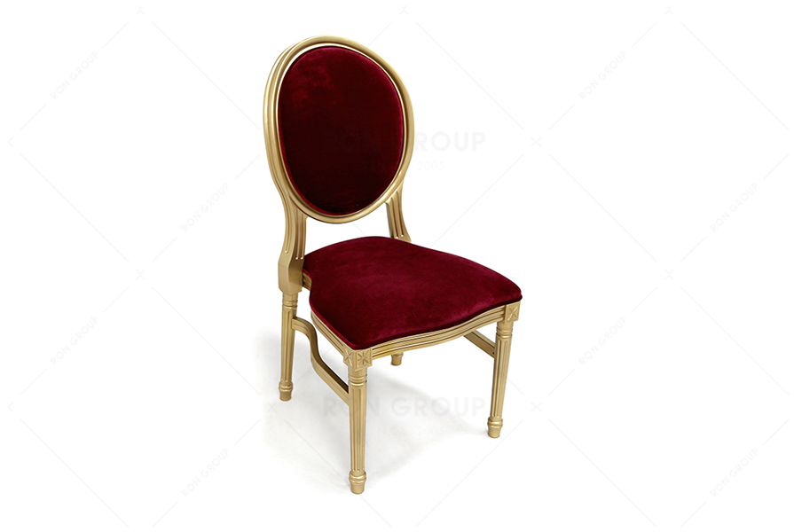 This elegant red resin wedding chair is really beautiful!