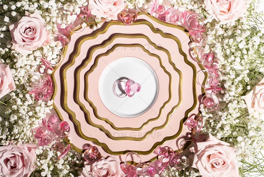 Romantic and warm wedding table, this set of sunflower ceramic wedding plate you don't have yet?