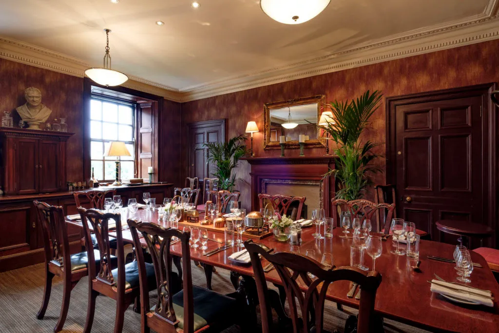 How to choose the color of the curtain decoration of the box of the high-class Italian restaurant according to the style of the restaurant?