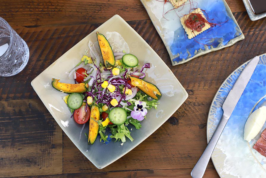 This gradient color is what the restaurant owner wanted to see when he chose to customize his dinnerware!