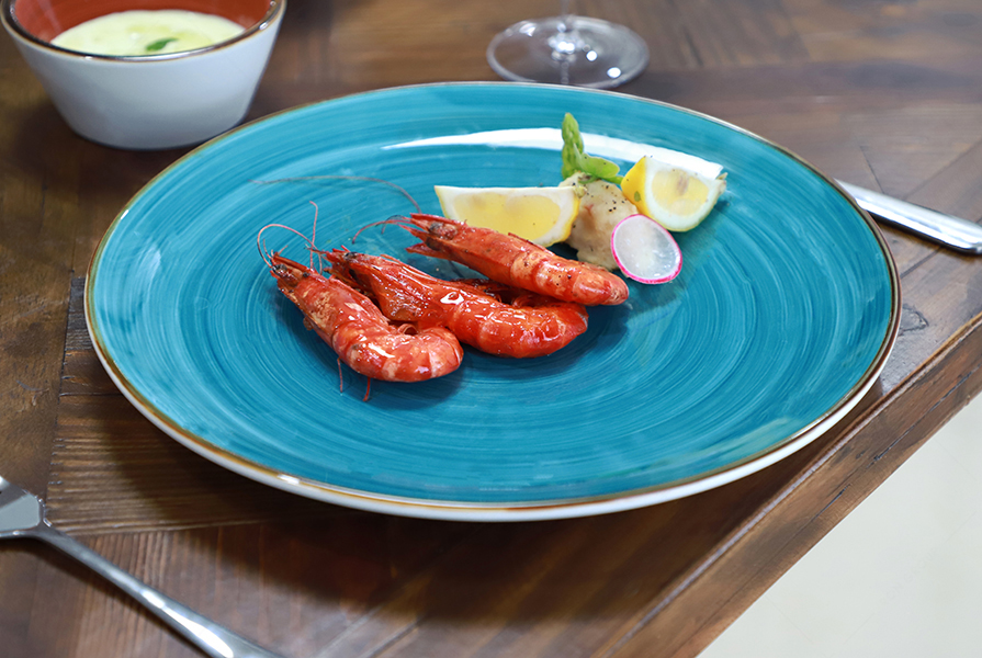 Ceramic plates in the blue series, still with a little design
